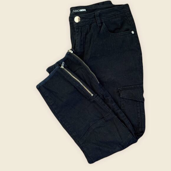 Fashion Nova Black Cropped Jeans Size 9 - Picture 1 of 6